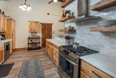 Image de Newly Renovated & Listed! Across from Sharc & Walk to Village! 10 Sharc Passes