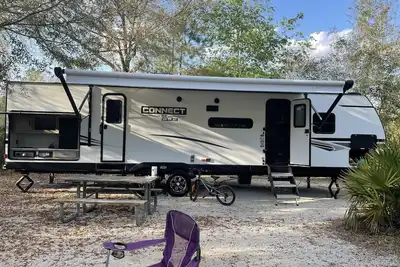 Image de Camp Near Disney in a 37’ Travel Trailer