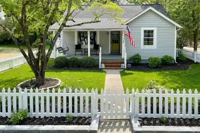 Image de Urbanna Cottage w/ Private Yard & Water Views