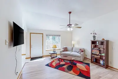 Image de Dog-friendly house with fast WiFi and private w/d - less than a mile to beach