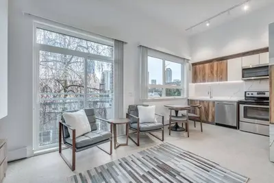 Image de 1170 Barclay St - Penthouse Studio with Balcony