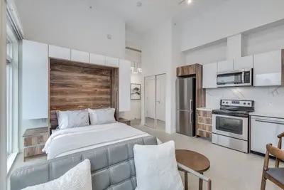 Image de 1170 Barclay St - Penthouse Studio with Balcony