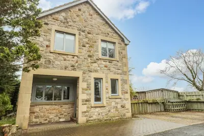 Ridley Lodge, pet friendly, with open fire in West Thirston/Felton