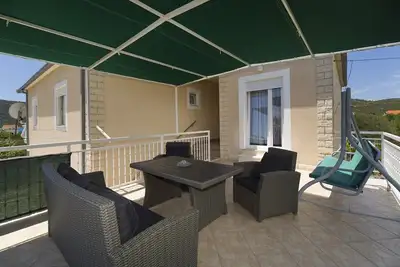 Image de Appartement d'une chambre avec la terrasse et la vue sur le mer Poljica, Trogir (A-19054-a)