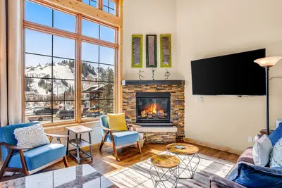Image de Dog-friendly Alpenglow townhome with gas fireplace, fast WiFi & great location