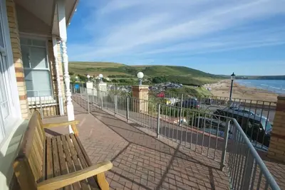 Image de Beachside at Hartland House on The Esplanade overlooks Woolacombes’ main beach.