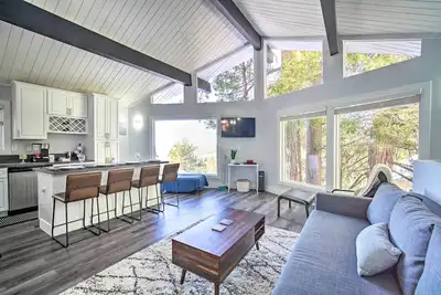 Image de Chic Running Springs Forest Cabin w\/ Deck!