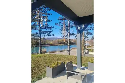 Image de maison spacieuse, au bord du Rhône en face de l'île de la serre et  via Rhôna