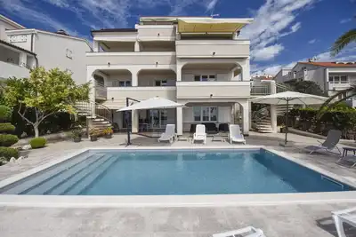 Image de Apartment for 18 on the beach and with the Pool