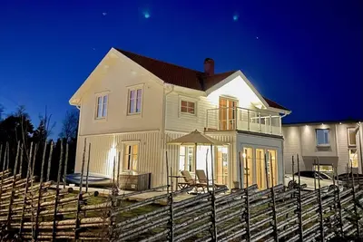 Image de New 135 sqm lakeside villa on Lake Vänern with idyllic harbor flair + nature reserve