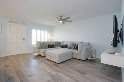 Image de Casa Del Sol 305 - Elegant updated walk-up;Pool;Hot Tub;Near beach