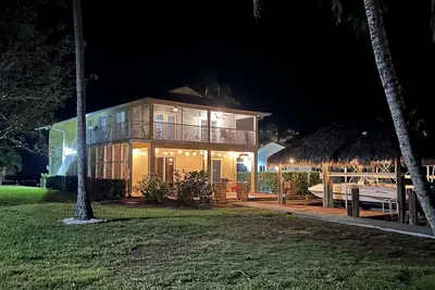 Image de Premiere location on the water, walking distance to Stan's!