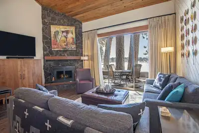 Image de Lc025-26 | Modern split level two-bedroom condo with views of Cascade Range.