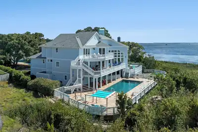 Bella Costa: Gourmet Kitchen, Pool, Spa, Elevator