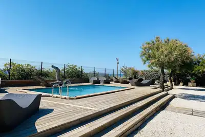 Image de Villa en bord de mer avec piscine