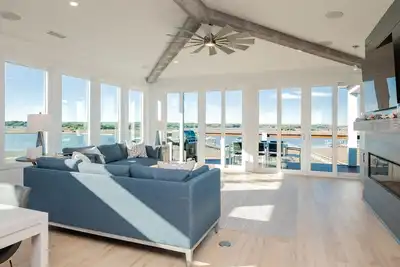 Image de Golden Hour: Luxurious Home with Pool Overlooking Lockwood Folly Inlet