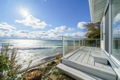 Image de Stunning House on the Water's Edge