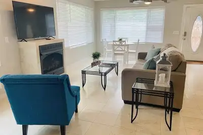 Image de 1 Br Island Retreat! Walk to the beach, Pier, Tennis, Picleball & Food. Sleeps 4