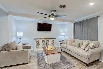 Image de Four Bedroom Two King size Bedrooms, Totally Updated inside and out.