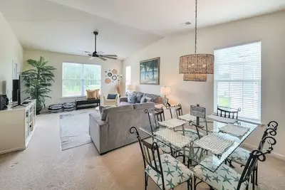 Image de Top-floor, end-unit condo with water/golf course views, pools, tennis, & grills