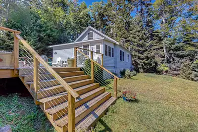 Image de Dog-friendly bay view home - water views, dock access