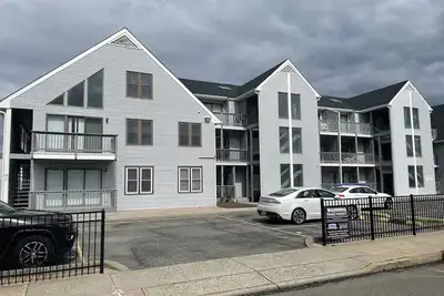 Image de Beach block - 3 Br/2 bath condo with 2 car parking