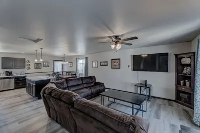 Image de Family Friendly, Locally Owned, Home on a Hill!