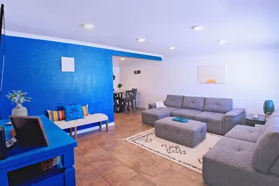 Image de Clean & quiet retreat with private backyard near shopping & trails.