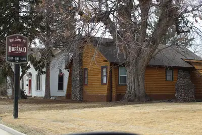 Image de Historic Log Cabin home on Main Street