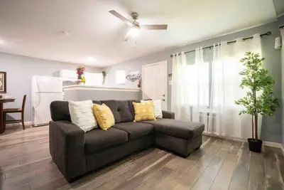 Image de Comfortable Getaway | 1 Bedroom, Full Apartment!