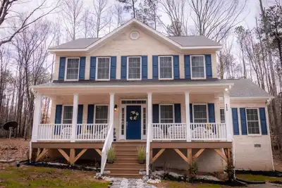 Image de Home Away From Home/ 2 -story modern farmhouse at Lake Gaston /Hot Tub Aug 1