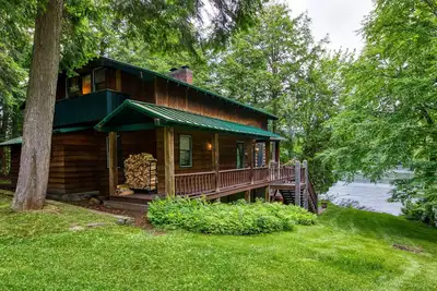 Image de Quintessential Adirondack Camp on Lake Placid Lake!