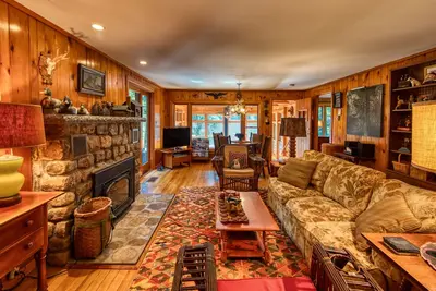 Image de Beautiful and Updated Waterfront Camp