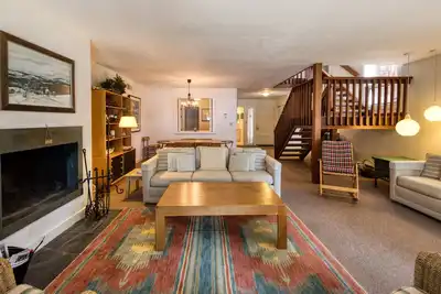 Image de Spacious Walk-to-Town Townhome with Lake Views!