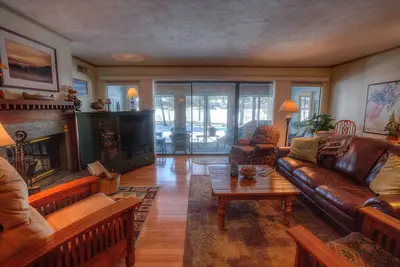 Image de Spacious Walk-to-Town Townhome with Lake Views!