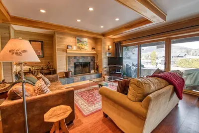 Image de Gorgeous Walk to Town Condo with Stunning Lake Views!
