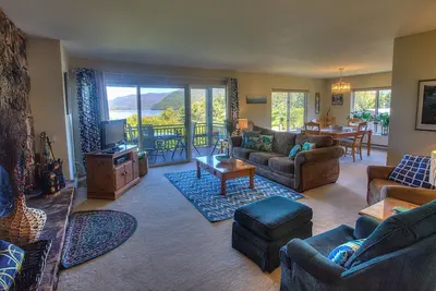Image de Lovely Walk to Town Condo with Lake Views!