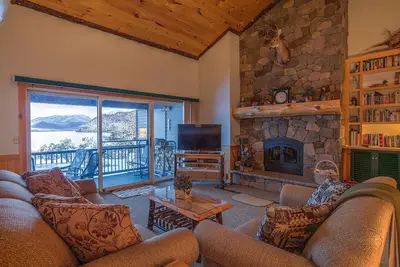 Image de Beautiful Lake View Condo Close to Town!