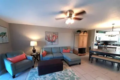 Image de Walk to beach, updated 2bd 2ba ground floor unit is Chateau La Mer.