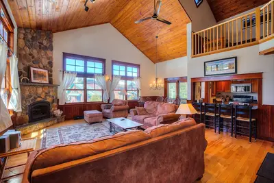 Image de Elegant and Spacious Lake Placid Townhouse
