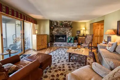 Image de Lovely Walk to Town Lakeview Condo