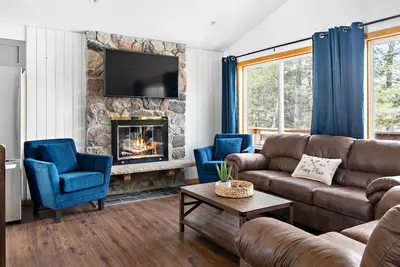 Image de New 20ft Dock! Clean & spacious! 5 Stars Lake Front home!