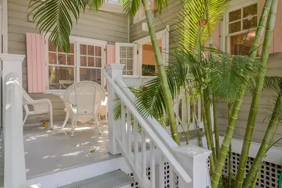 Image de One Bedroom Deck Villa Steps from Duval!