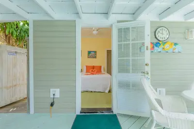 Image de Poolside Queen Room Steps from Duval!