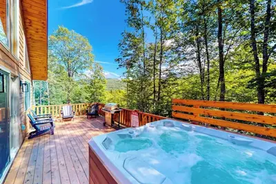 Image de Gorgeous dog-friendly cabin with great view, deck, hot tub, & gas fireplace