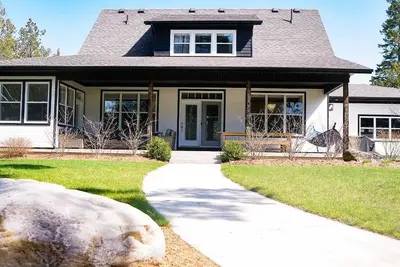 Image de Stunning Modern Family Comfort Cottage Steps Away from Beach