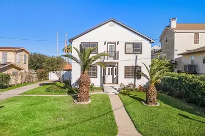 Cozy Home Near Seawall with Private Pool