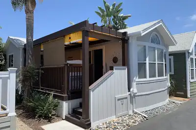 Image de Winter Rates in effect! Charming Detached Cottage Steps to Grandview Beach!