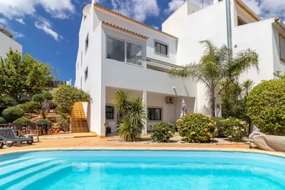 Image de Sunny family villa with pool, 10 mins from the beach and centre!
