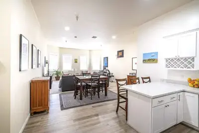 Image de Large Apartment Overlooking Historic Downtown Hmb